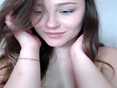 hermosa chica rusa muestra su cuerpo sexy en la webcam