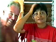 hombre viejo y esposa tailandesa