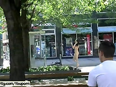 های دیدنی و جذاب, برهنه در ملاء عام با جوجه چک