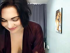 mujer rusa delgada se desnuda en la webcam