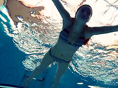 बड़े xxx89saxy com किशोर लिज़ा बुबेरेक पूल में नग्न तैराकी