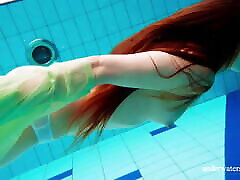 毛茸茸的青少年贝贝尼娜Mohnatka游泳在游泳池