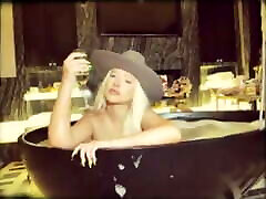 christina aguilera in bathtup indossa un cappello da cowboy