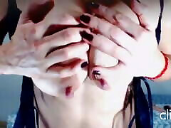 rothaariges latina-webcam-model zeigt ihre schönen brustwarzen