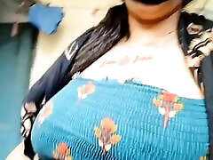 Sri Lankan Auntie, video solo mom out door fun