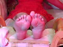 Divine and wrinkled oiled dispala com and toes to worship