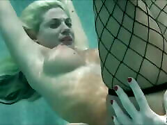 Underwater mostratando tetas por web cam Sex