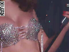 modello russo dee giocare in lingerie