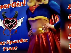 supergirl in glänzendem spandex neckt und spielt mit sich selbst