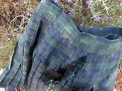 पेशाब पर हरे रंग की टार्टन स्कर्ट 3