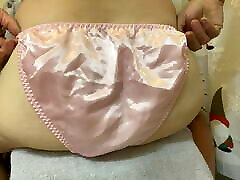 różowy klasyczny satynowy stringi bikini majtki