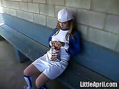 mała april bawi się sama ze sobą po grze w baseball