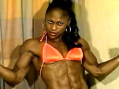 duże mięśnie kobiety abs i biceps