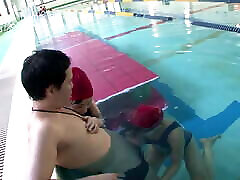 जापानी स्कूली छात्राओं तैरना कोच पानी के नीचे दे