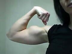 czarnowłosy biceps