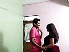 affaire de bureau.femmes mariées indiennes baisées par le patron au bureau
