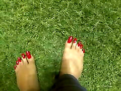 длинные красные пальцы на траве