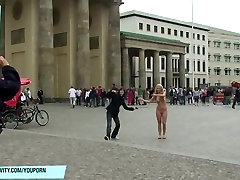 गरम शौकिया लड़की ऐनी सार्वजनिक सड़कों पर नग्न