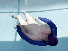 bbw flotando desnuda en la piscina