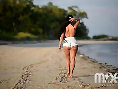 Super Thick memek horni Kirsten On The Beach – Mad Curves