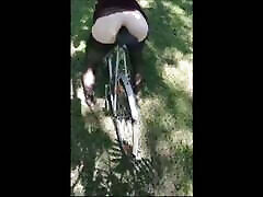девушка трахает свою задницу велосипедом