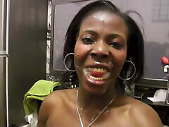 мягкие улыбающиеся губы африканской красотки созданы для сосания члена