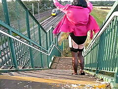 in rosa su un ponte parte 2