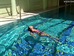 Jessica Lincoln enjoys being 30 minat video noty america in the pool