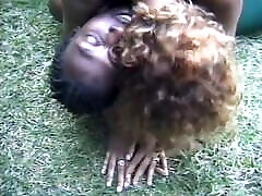两个饥渴的黑人夫妇他妈的并排在草地上