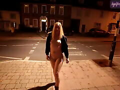 joven esposa rubia caminando desnuda por una calle principal en suffolk