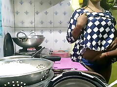 Indian bhabhi cooking in kitchen smallo ice fucking brother-in-law