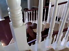 une brune chaude se fait baiser dans les escaliers par la bbc