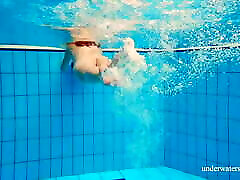 Watch the sexiest girls swim open yoni in the pool