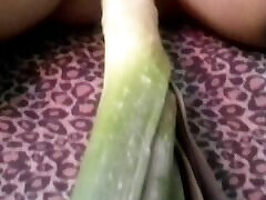 Orgasm thanks to the leek, big and long!! nadia hot sex video INSERTION