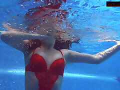 享受丽娜水星和米娅法拉利游泳赤裸裸的