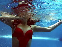 лина меркьюри - русская порнозвезда с большими сиськами наслаждается плаванием в бассейне