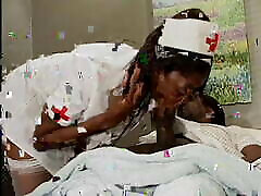 zrogowaciały czarny pielęgniarka przejazdy czarny stadnina na jego hospital łóżko