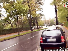 femme allemande mature aux cheveux noirs lors dun rendez-vous de baise publique dans une voiture