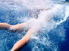 возбужденная сладкая красотка в бассейне и лесбиянки в море на тенерифе