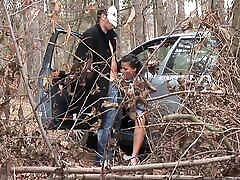 мужчина в маске жестко трахает женщину в машине в лесу