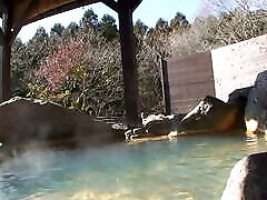 das japanische teen chiaki wird in einem onsen-spa hart in ihre haarige muschi gefickt