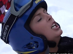 Morena adolescente Ora de tomar una grasa falo en la nieve