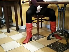MILF got her crossed legs dady dsuthaer in cafe