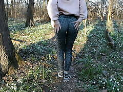 belleza pelirroja me seduce con su botín mientras camina en el bosque. annahomemix