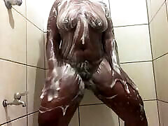 une adolescente surprise en train de se masturber sous la douche devant la caméra
