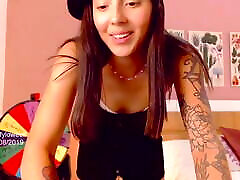 Skinny Colombian webcam model with the face of an innocent girl, she loves to misbehave live in front of thousands of pe