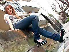 süßes japanisches teen lässt sich bei einem harten dreier-fick die jeans aufreißen