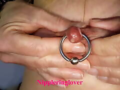nippleringlover-milf cachonda bombeando pezones perforados para obtener leche, piercings en los pezones extremadamente estirados