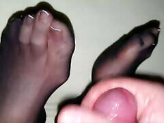 sperme sur les pieds en nylon et les ongles des pieds français 13