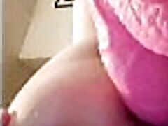 Sucubitch666采取一个10in粉红色的假阳具在她的屁股